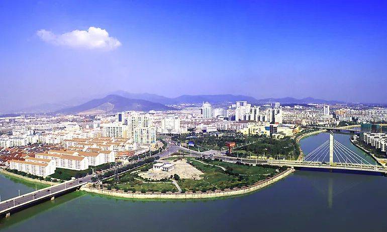 浙江盛情款待，尊敬的各位来宾与朋友们