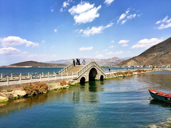 云南秘境,小巷深处的小铺邂逅记